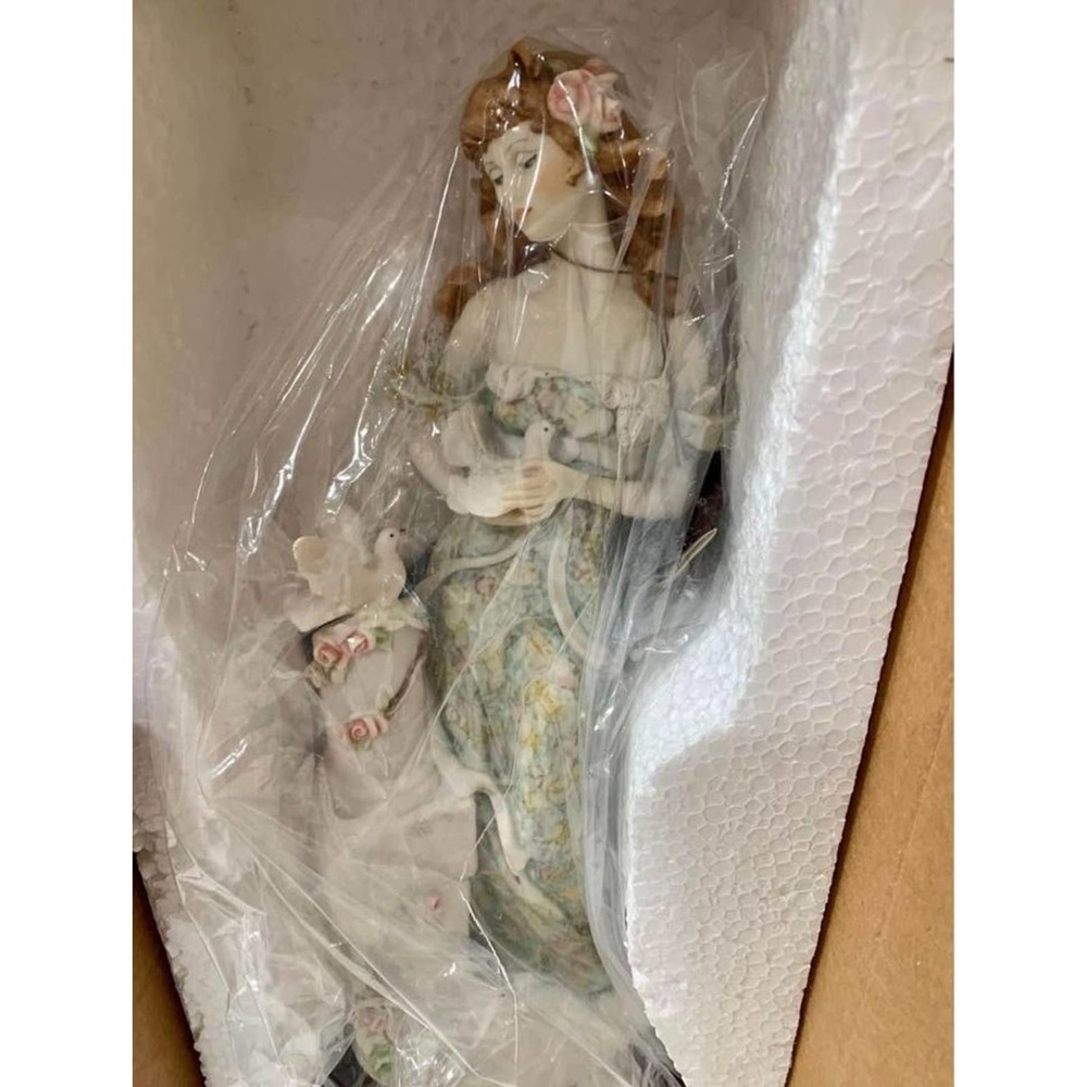 Giuseppe Armani Lady with Doves Figurine